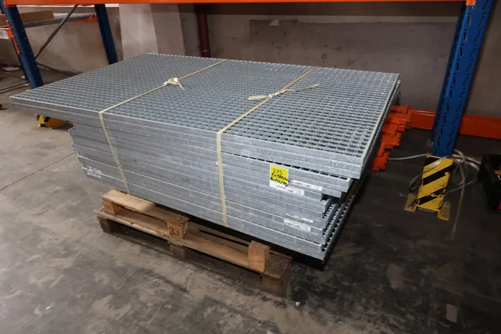 Konvolut 12 x Gitterroste Maße: 2 x 180 x 106 / 10 x 133 x 106 cm